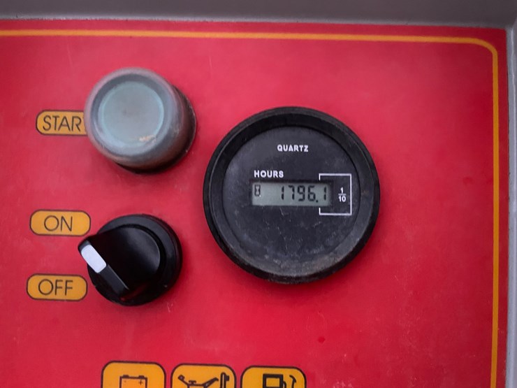#1089-•-2015-rotair-d-185-t4i-towable-air-compressor-image-18