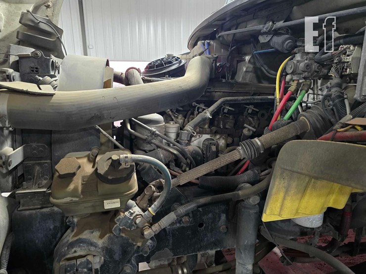 2004-freightliner-business-class-m2-106-image-21