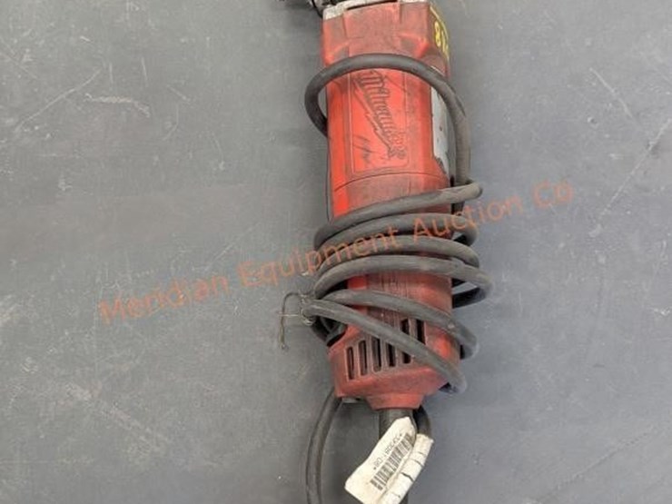 milwaukee-&-makita-4"-angle-grinder-image-7