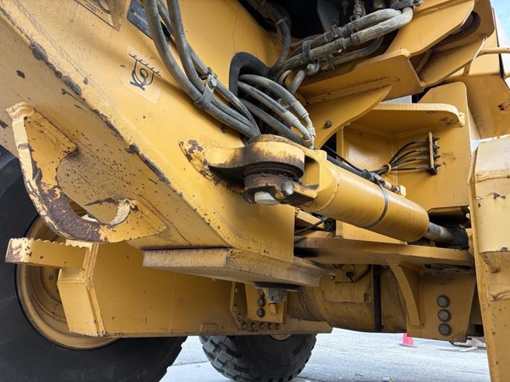 2005-deere-772d-image-23