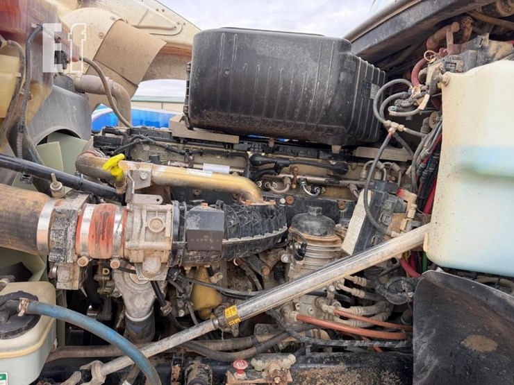2014-freightliner-122sd-image-27
