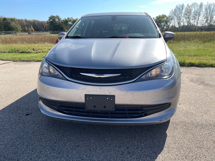 #1518-•-2020-chrysler-voyager-mini-van-(has-wi-title)-image-2