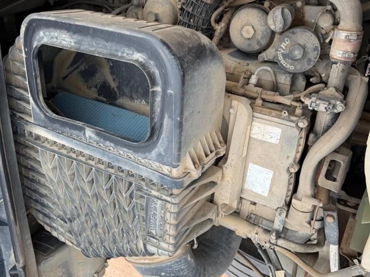 2015-freightliner-122sd-image-31