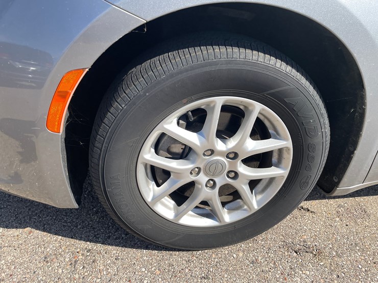 #1518-•-2020-chrysler-voyager-mini-van-(has-wi-title)-image-9