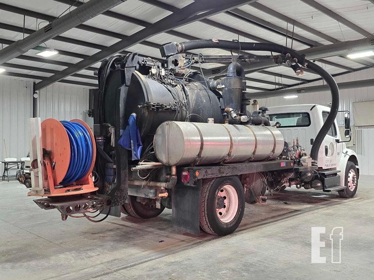 2013-freightliner-business-class-m2-106-image-3