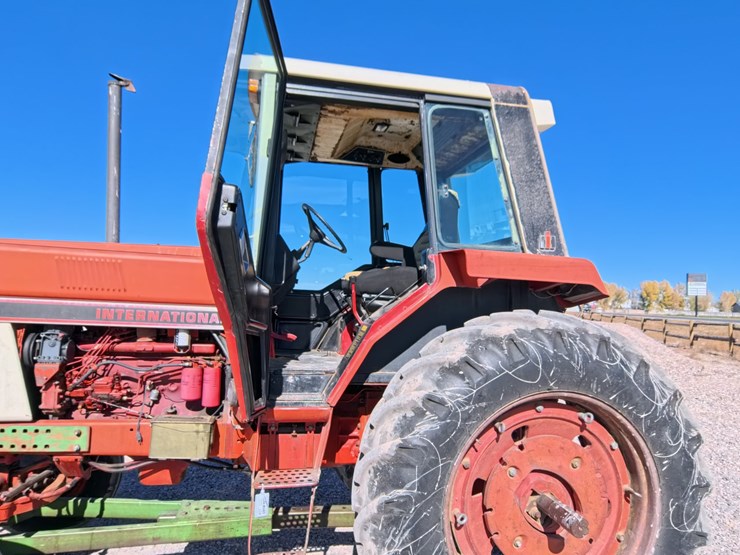 #1056-•-international-986-tractor-image-36