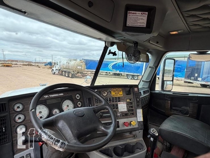 2015-freightliner-122sd-image-12