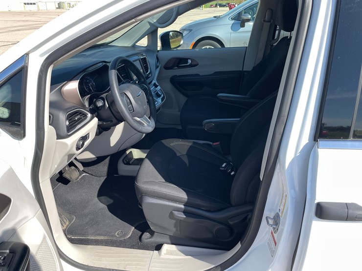 #1520-•-2020-chrysler-voyager-mini-van-(has-wi-title)-image-26