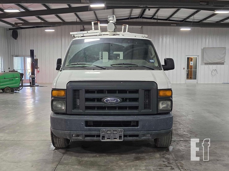2013-ford-econoline-350-image-7