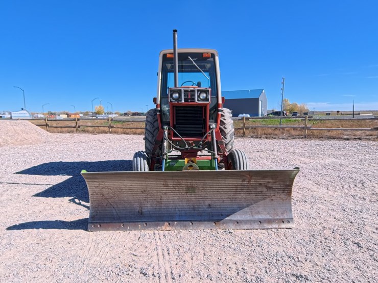 #1056-•-international-986-tractor-image-7