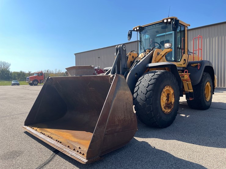 #1500-•-2017-volvo-l110h-wheel-loader-with-bucket-image-1