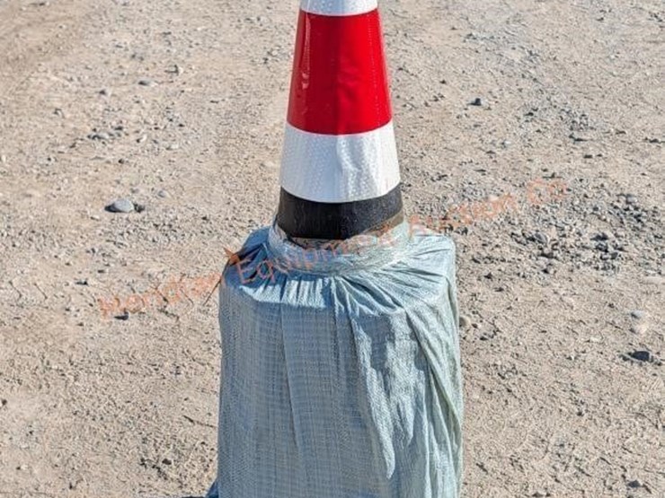 20--27"-reflective-safety-cones-image-5