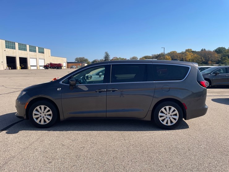 #1515-•-2020-chrysler-voyager-mini-van-(has-wi-title)-image-21