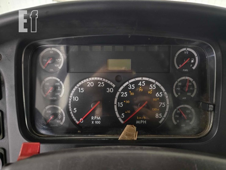 2004-freightliner-business-class-m2-106-image-13