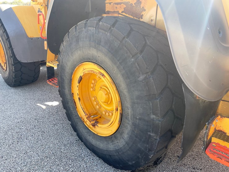 #1500-•-2017-volvo-l110h-wheel-loader-with-bucket-image-27