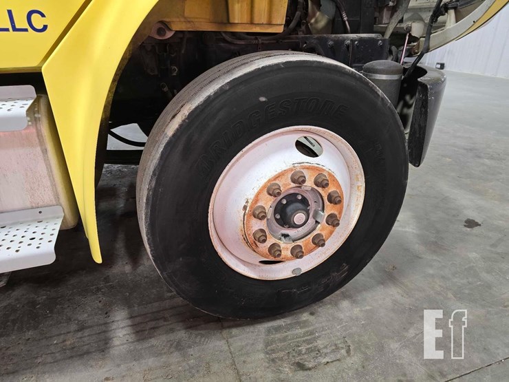 2004-freightliner-business-class-m2-106-image-23