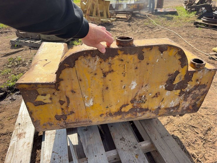 caterpillar-seat/fuel-tank-image-10