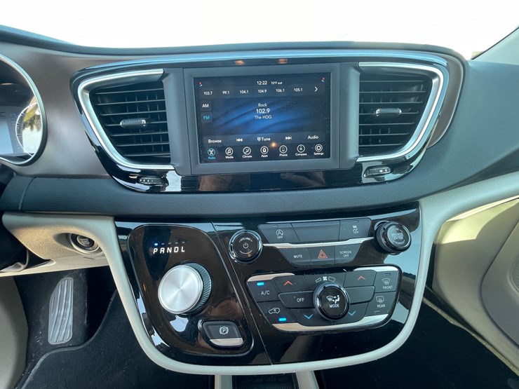 #1517-•-2021-chrysler-voyager-mini-van-(has-wi-title)-image-7