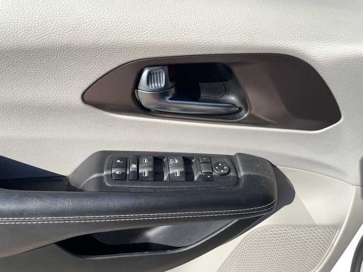 #1520-•-2020-chrysler-voyager-mini-van-(has-wi-title)-image-27