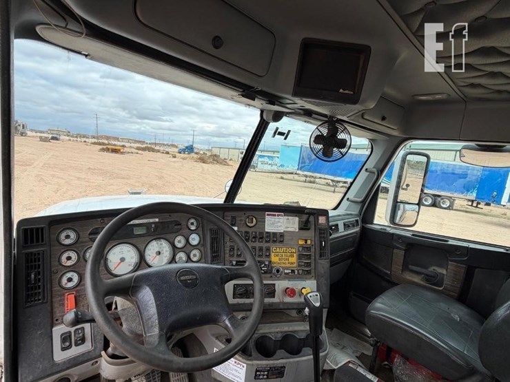 2014-freightliner-122sd-image-13