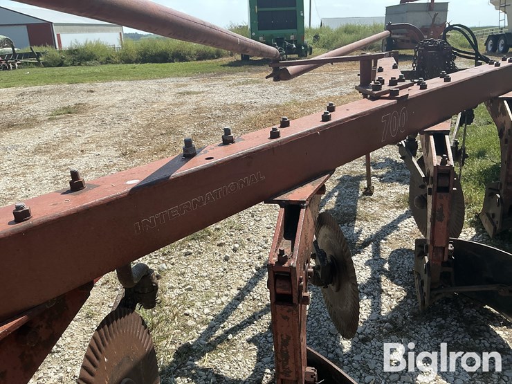 international-harvester-700-5-bottom-moldboard-plow-image-18