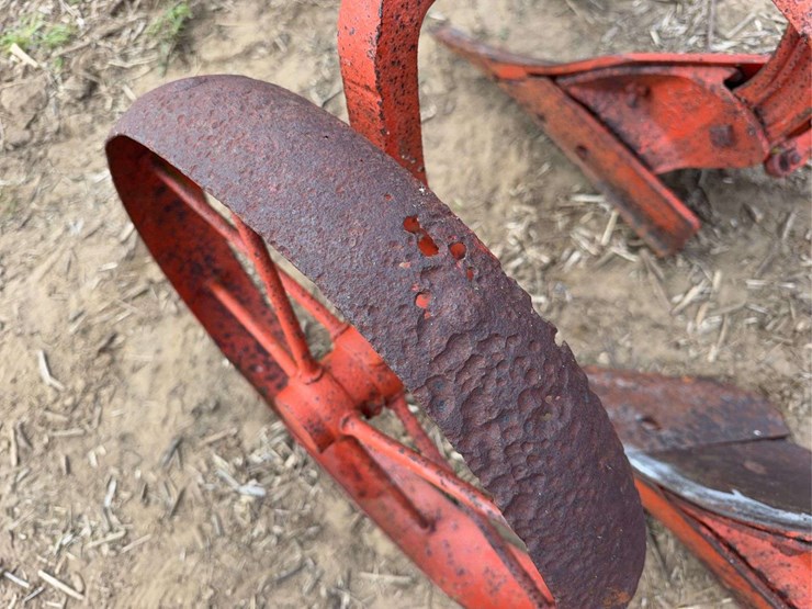 oliver-three-bottom-vineyard-plow-image-10