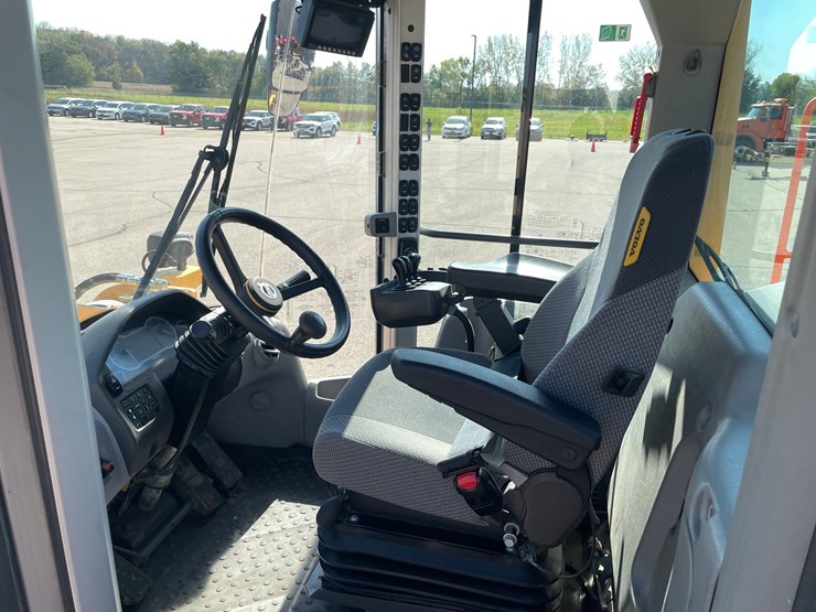 #1500-•-2017-volvo-l110h-wheel-loader-with-bucket-image-30
