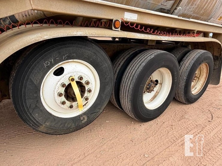 2013-freightliner-122sd-image-24