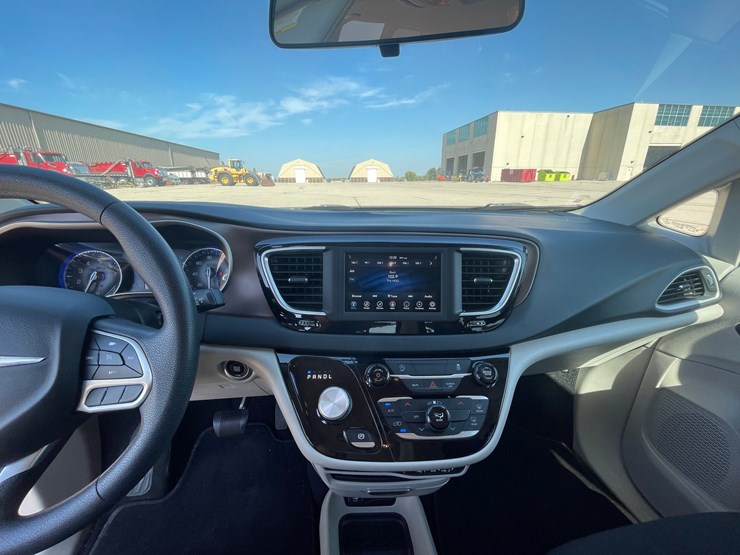 #1517-•-2021-chrysler-voyager-mini-van-(has-wi-title)-image-6