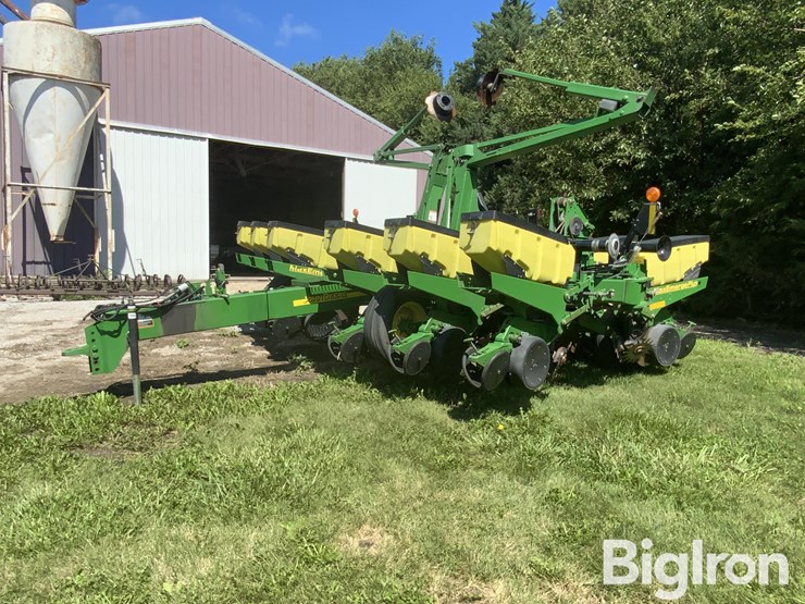 2004-john-deere-1760-maxemerge-plus-12r30"-vacuum-planter-image-1