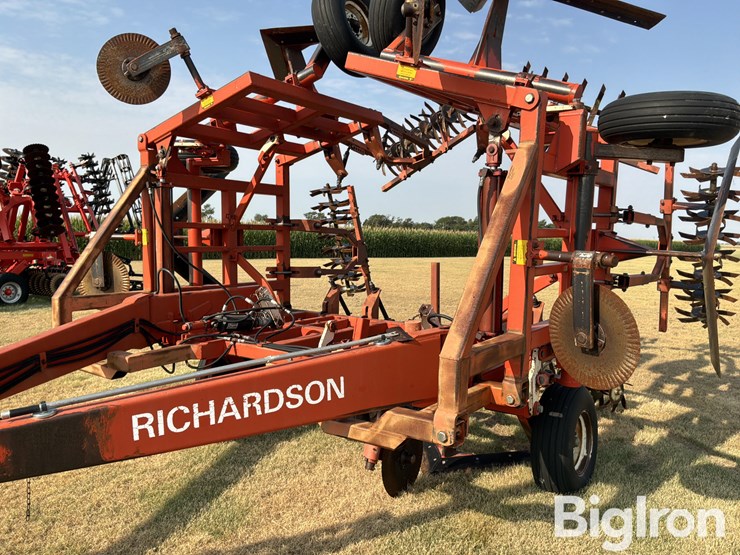 richardson-ae-4-30-4-6x5-sweep-plow-w/sunflower-pickers-image-9