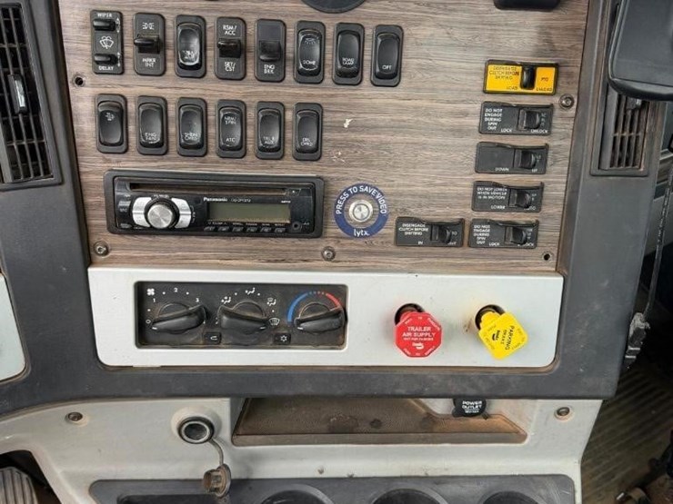 2013-freightliner-122sd-image-17