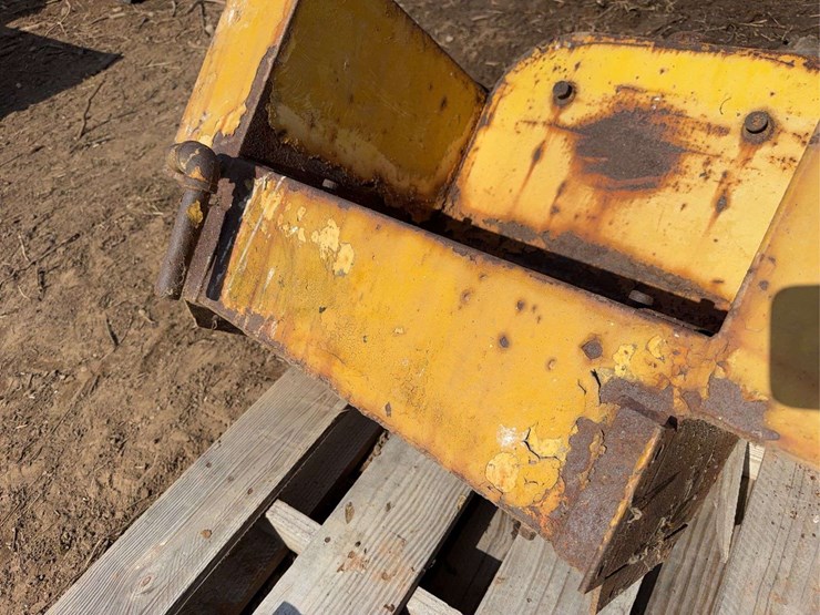 caterpillar-seat/fuel-tank-image-4