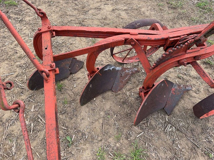 oliver-three-bottom-vineyard-plow-image-20