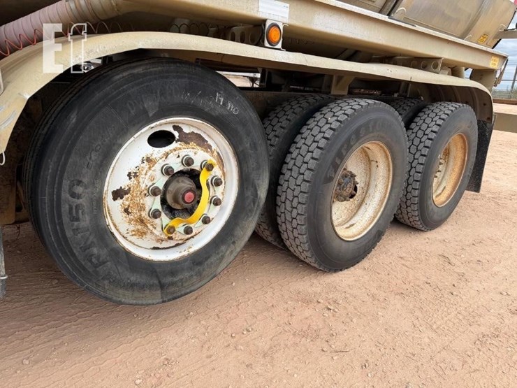 2014-freightliner-122sd-image-24