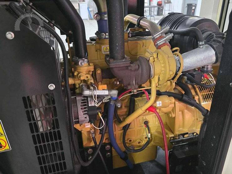 2015-caterpillar-xq30-8-image-15