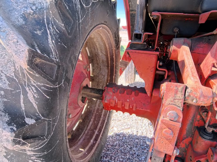 #1056-•-international-986-tractor-image-11