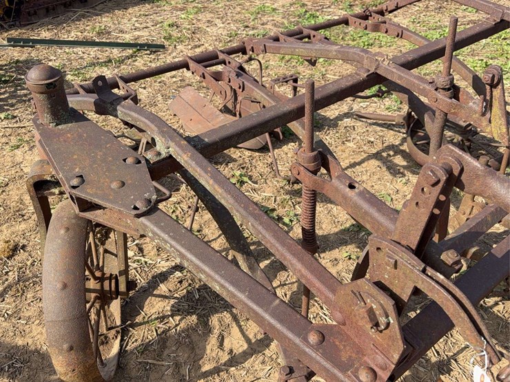 cletrac-front-mount-cutlivator-image-16