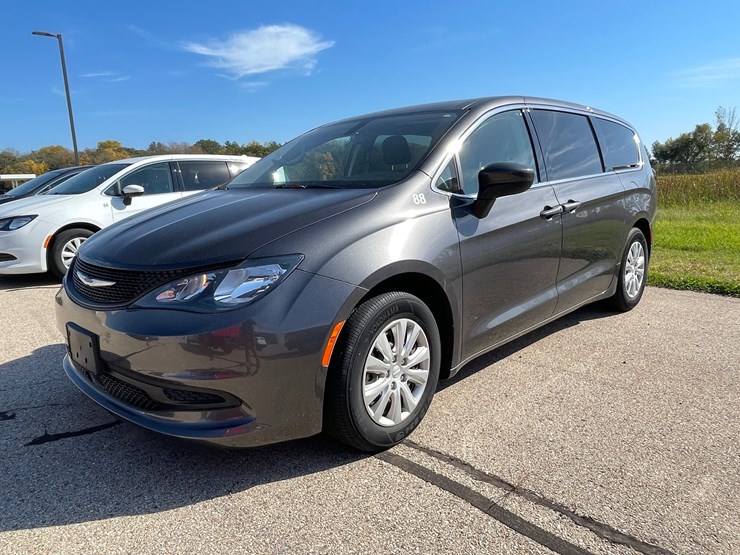 #1522-•-2021-chrysler-voyager-mini-van-(has-wi-title)-image-1
