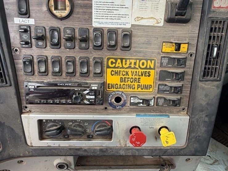 2014-freightliner-122sd-image-18