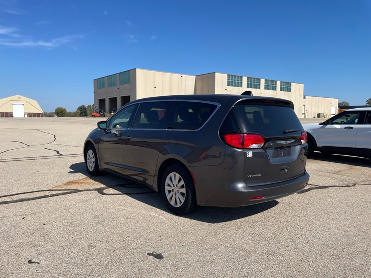 #1517-•-2021-chrysler-voyager-mini-van-(has-wi-title)-image-32