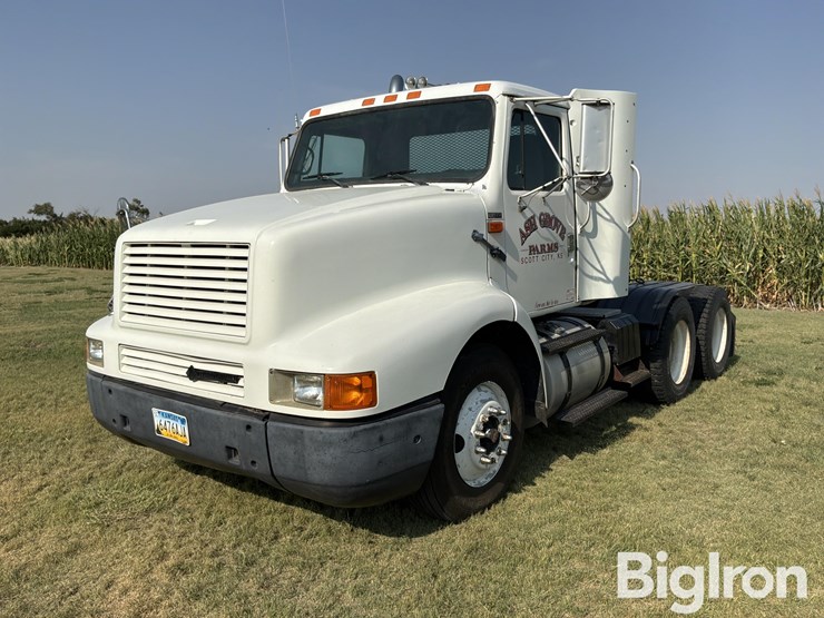 1995-international-8200-t/a-truck-tractor-image-1