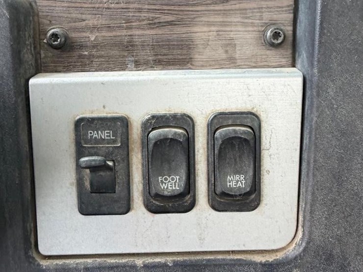 2015-freightliner-122sd-image-17