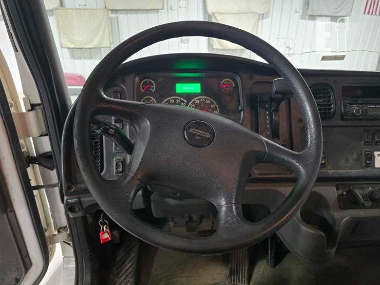 2017-freightliner-business-class-m2-106-6865-image-10