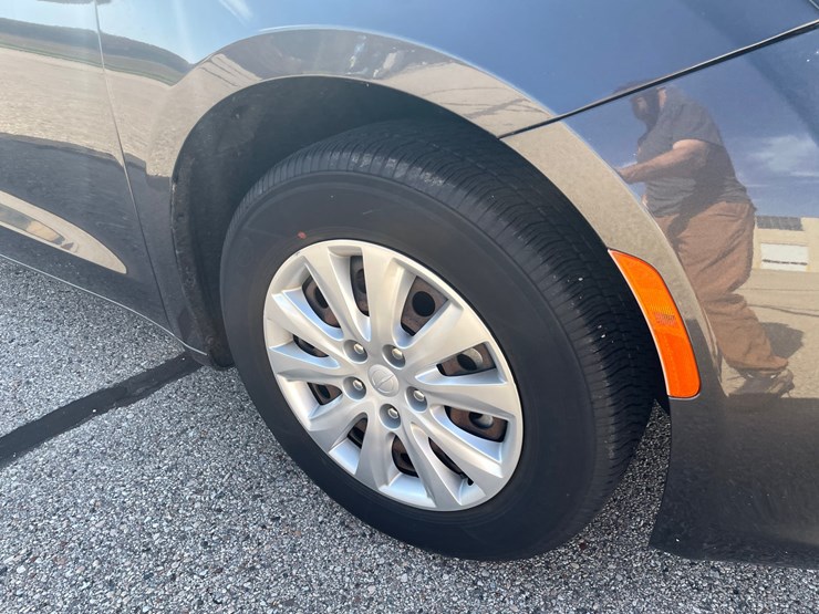 #1519-•-2020-chrysler-voyager-mini-van-(has-wi-title)-image-13