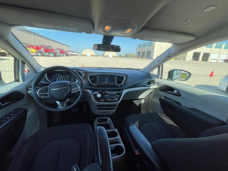 #1515-•-2020-chrysler-voyager-mini-van-(has-wi-title)-image-3
