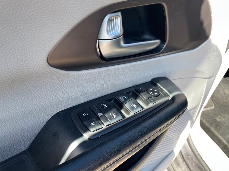 #1521-•-2021-chrysler-voyager-mini-van-(has-wi-title)-image-33