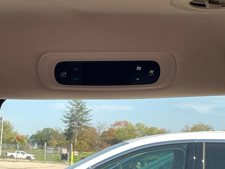 #1522-•-2021-chrysler-voyager-mini-van-(has-wi-title)-image-25