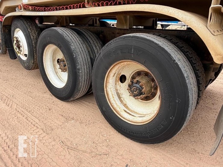 2013-freightliner-122sd-image-23