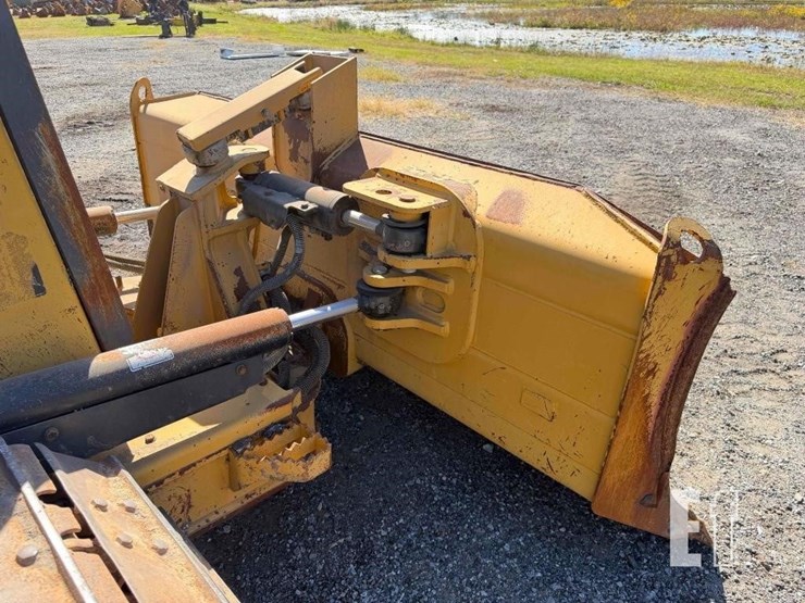 2020-caterpillar-d1-image-38